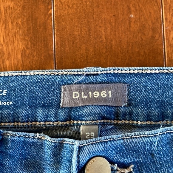 DL1961
Mara Mid Rise Instasculpt Ankle Straight Jeans size 29 NWT sold out - Picture 9 of 11
